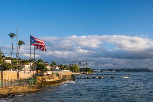 Crédito da foto: Foto de Alex Gonzo: https://www.pexels.com/pt-br/foto/mar-cidade-meio-urbano-bandeiras-27100753/ San Juan